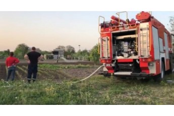 Волинські рятувальники замість пожеж поливають з машин власні городи