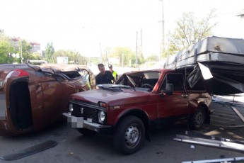 Вантажівка протаранила 10 автомобілів у Дніпрі, є жертви (Відео)