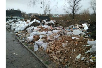 Муніципали Луцька добились прибирання гір сміття від власника земельної ділянки