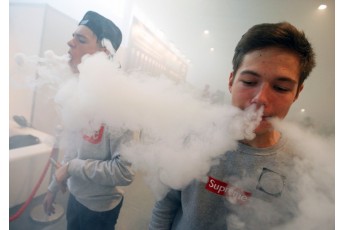 ВООЗ: кожен п'ятий український підліток користується е-сигаретами
