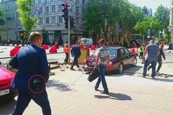 Радник Порошенка їздить тротуарами з групою озброєних людей у Києві