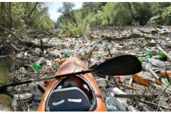 Екологічне лихо на Закарпатті: річку повністю перекрило пластиковим сміттям (фото)