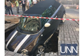 Автомобіль провалився під асфальт у центрі Києва