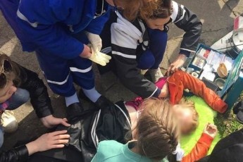 Дитина вилетіла із крісла під час руху атракціону в Росії