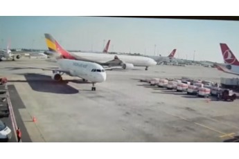 В аеропорту Стамбула зіткнулися два літаки (відео)