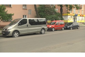 Вночі у Нововолинську невідомі порізали шини 14 автомобілям