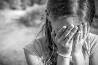 Ніхто не заступився: продавчиня жорстоко побила 8-річну дівчинку у Львові