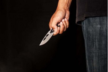 Чоловік вдарив ножем хлопця через зауваження у Маріуполі
