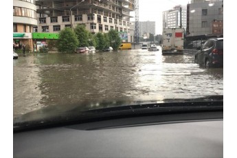 Вулиці перетворились на ріки через аномальні опади у Харкові (відео)