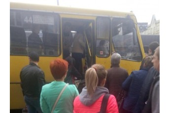 Водій маршрутки втратив свідомість під час руху у Львові