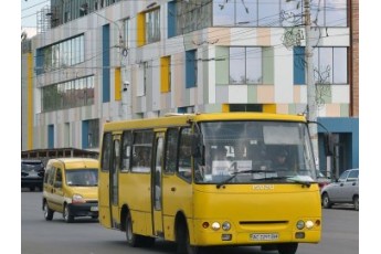 У Луцьку водій маршрутки хамив пасажирам та відмовлявся везти школярів-випускників