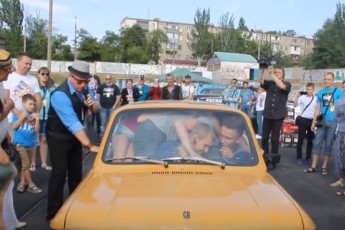 Рекорд: 17 людей влізли в Запорожець (відео)