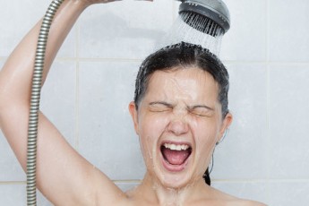 Стало відомо, чому не варто приймати душ у спеку