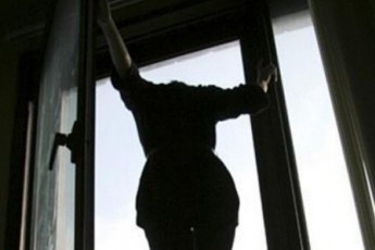 У Луцьку 25-річна жінка випала з вікна (Оновлено)