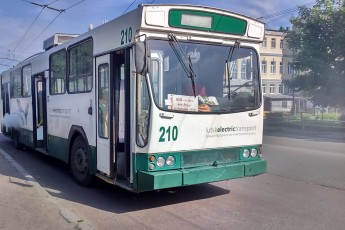 У Луцьку водій тролейбуса затиснув дверима маму з коляскою