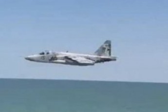 Штурмовик Су-25 екстремально низько літав над пляжем (відео)