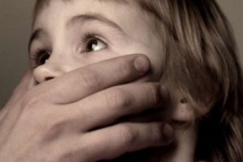 Вітчим жорстоко зґвалтував 4-річну дівчинку на Львівщині