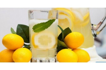Чому не варто пити воду з лимоном