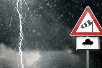 Шквали та град: в Україні оголосили нове штормове попередження