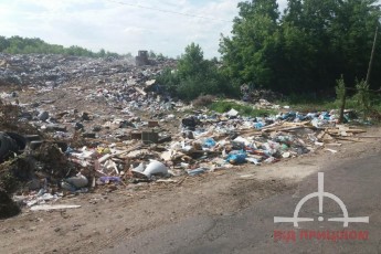 Стихійне сміттєзвалище біля Ківерець: гори сміття перекривають проїжджу частину