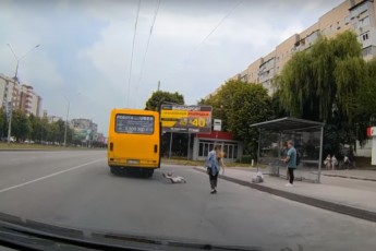 Дитина випала із маршрутки під час руху у Львові (відео)