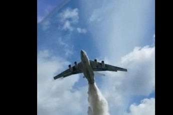 Пожежний літак Іл-76 помилково скинув 40 тонн води на патрульних у Росії (відео)