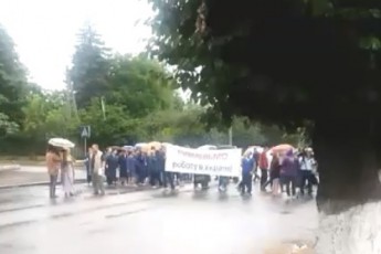 У Луцьку обурені працівники заводу перекрили вулицю