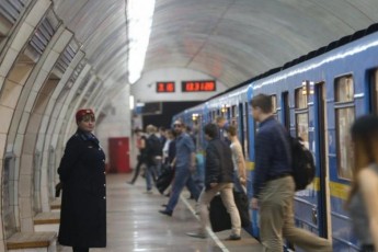 Двоє підлітків лягли під потяг метро у Києві (відео 18+)