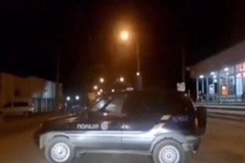 Від поліцейських втекла їхня ж автівка і ледь не спричинила ДТП у Чернівцях (відео)