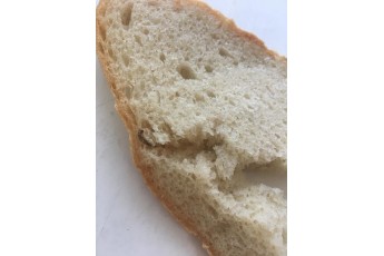 У Луцьку жінка придбала хліб із червами