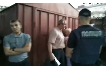 У Луцьку місцеві мешканці не дали муніципалам знести гаражі (Відео)