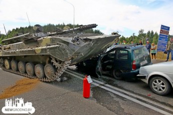 БМП розчавило автомобіль посеред траси у Білорусі (відео)