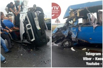 Два мікроавтобуса з пасажирами зіштовхнулись під Києвом: десятки постраждалих