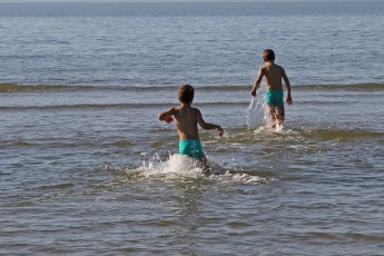 Діти потрапляють у лікарню після купання в  Азовському морі