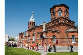 Церковний скандал на Волині: люди блокують церкву та чекають на Патріарха Філарета