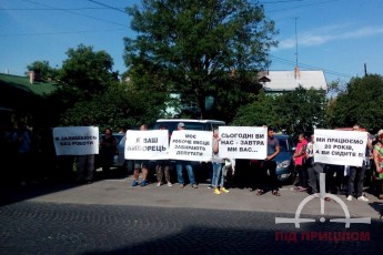Підприємці незаконного стихійного ринку мітингують під Луцькою міськрадою