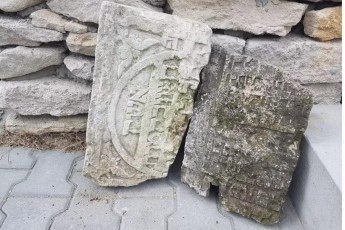 Будинок, побудований з єврейських надгробків, знайшли у Польщі