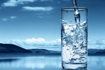 Чому не варто пити багато води