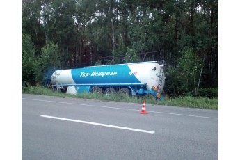Вантажівка з бензином злетіла у кювет на Рівненщині (фото)