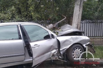 Моторошна ДТП у Луцьку: іномарка протаранила бетонну опору, є постраждалі