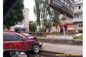 Розтрощені бампери та побиті фари: у Луцьку зіткнулися два авто (фото)