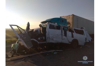 Автобус з іноземцями влетів у вантажівку на Миколаївщині: 5 загиблих, 12 у лікарні (фото)