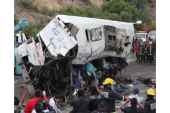 В результаті зіткнення пасажирського автобуса і вантажівки загинули 13 осіб
