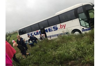 Автобус з дітьми злетів у кювет під Києвом (фото)