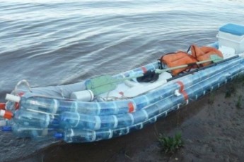 Росіянин плив до Криму на саморобному човні з пляшок