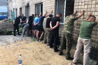 В Одесі затримали 20 озброєних чоловіків, які увірвалися на приватне підприємство (фото)
