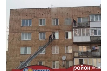 У Луцьку пожежа – загорілася квартира на 4 поверсі (фото)