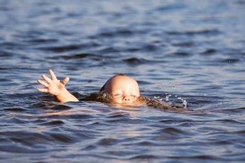 В річці Тиса шукають двох дітей