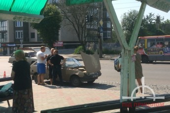 ДТП у Луцьку: автомобіль врізався у зупинку громадського транспорту