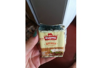 У Луцьку відомий супермаркет продає сир з пліснявою (ФОТО)